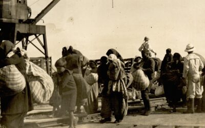 Σμύρνη, 1922. Πρόσφυγες ετοιμάζονται να επιβιβαστούν σε καράβι.
