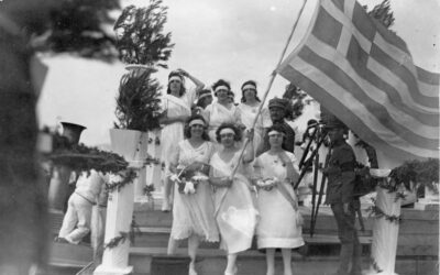 Σμύρνη, 29 Μαΐου 1920. Εν αναμονή της άφιξης του βασιλιά Κωνσταντίνου στη Σμύρνη. Νεαρές γυναίκες στην εξέδρα υποδοχής.