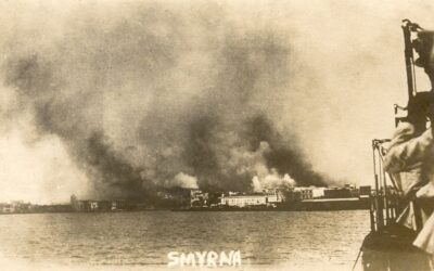 Η Σμύρνη καίγεται. Φωτογραφία τραβηγμένη από πλοίο