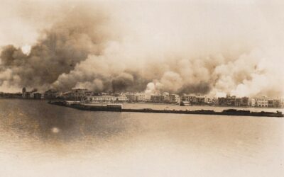Σμύρνη, 14 Σεπτεμβρίου 1922. Ο καπνός σκεπάζει ολόκληρη την πόλη. Φωτογραφία τραβηγμένη από πλοίο.